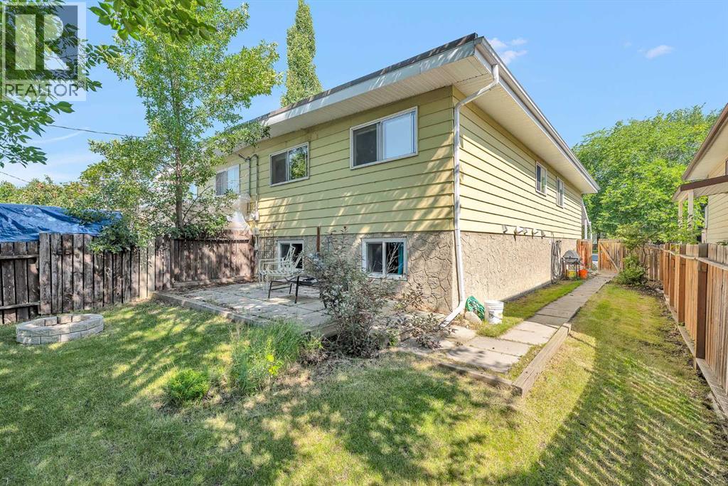 Single Family House Bi-level for Sale in  Silverdale Place NW Silver Springs Calgary 