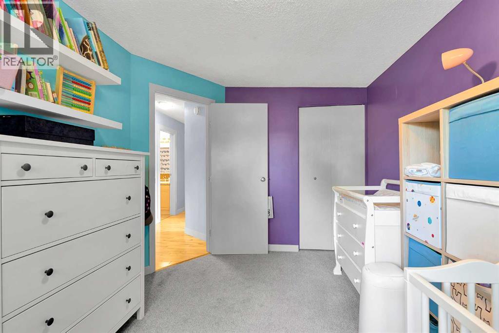 Single Family House Bi-level for Sale in  Silverdale Place NW Silver Springs Calgary 