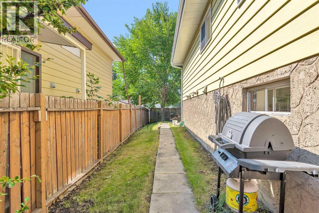 Single Family House Bi-level for Sale in  Silverdale Place NW Silver Springs Calgary 
