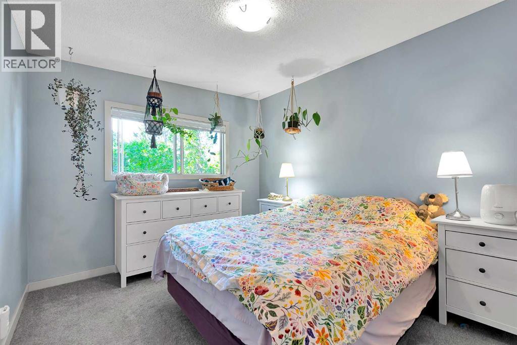 Single Family House Bi-level for Sale in  Silverdale Place NW Silver Springs Calgary 
