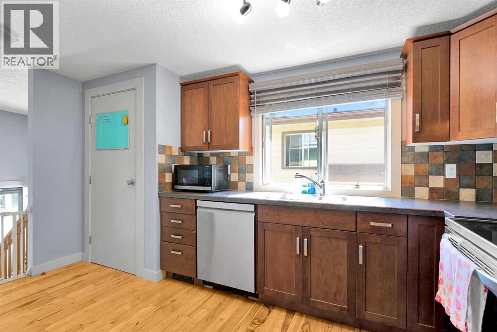 Single Family House Bi-level for Sale in  Silverdale Place NW Silver Springs Calgary 