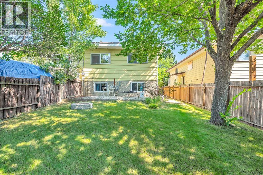 Single Family House Bi-level for Sale in  Silverdale Place NW Silver Springs Calgary 