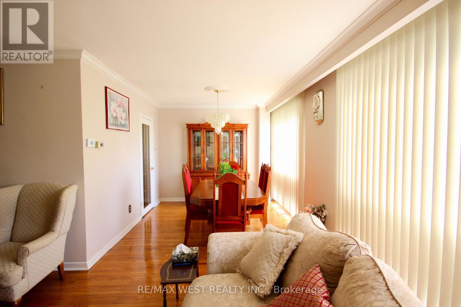 Photo 4 of 84 Orpington Crescent, Toronto ON