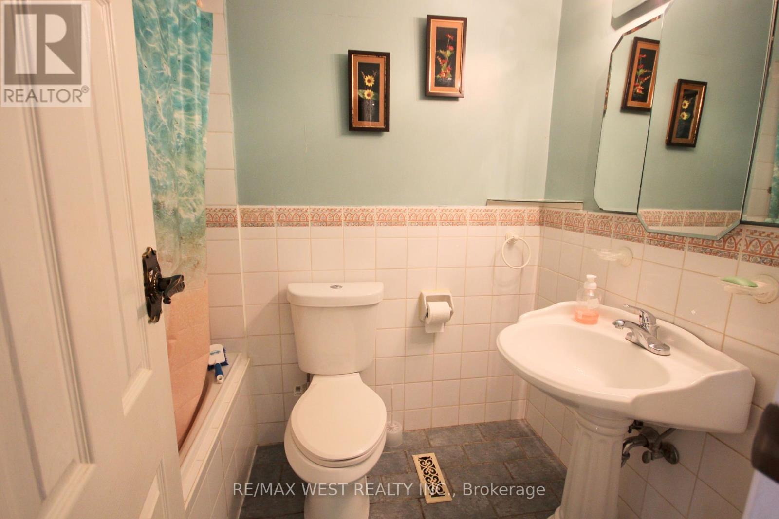Photo 32 of 84 Orpington Crescent, Toronto ON