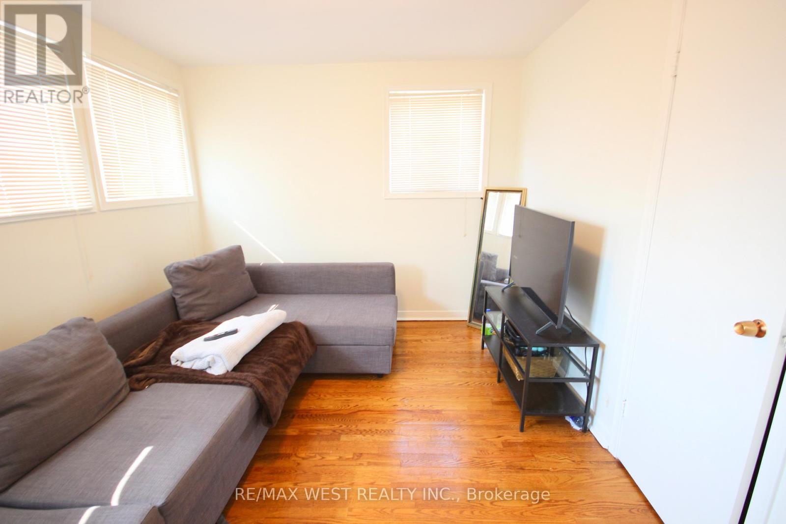 Photo 3 of 84 Orpington Crescent, Toronto ON