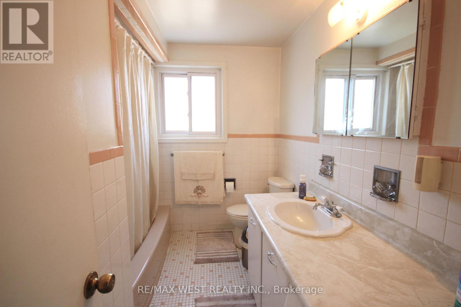 Photo 27 of 84 Orpington Crescent, Toronto ON