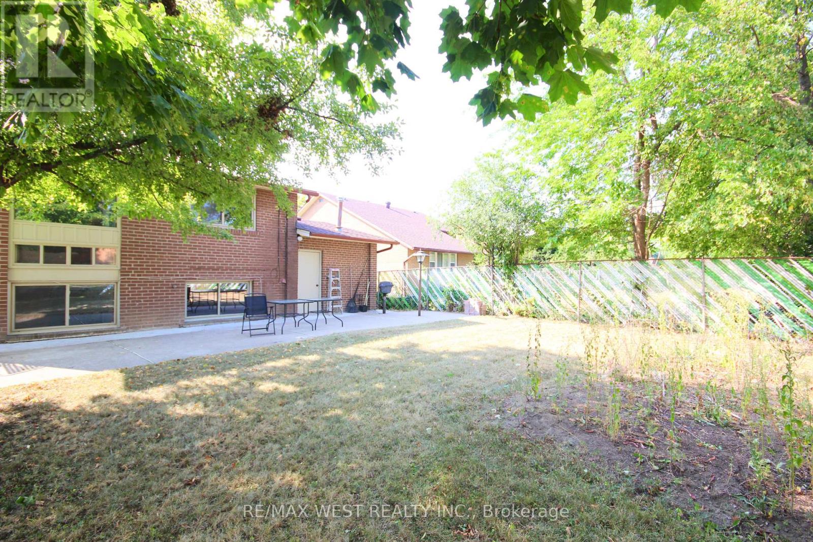 Photo 11 of 84 Orpington Crescent, Toronto ON