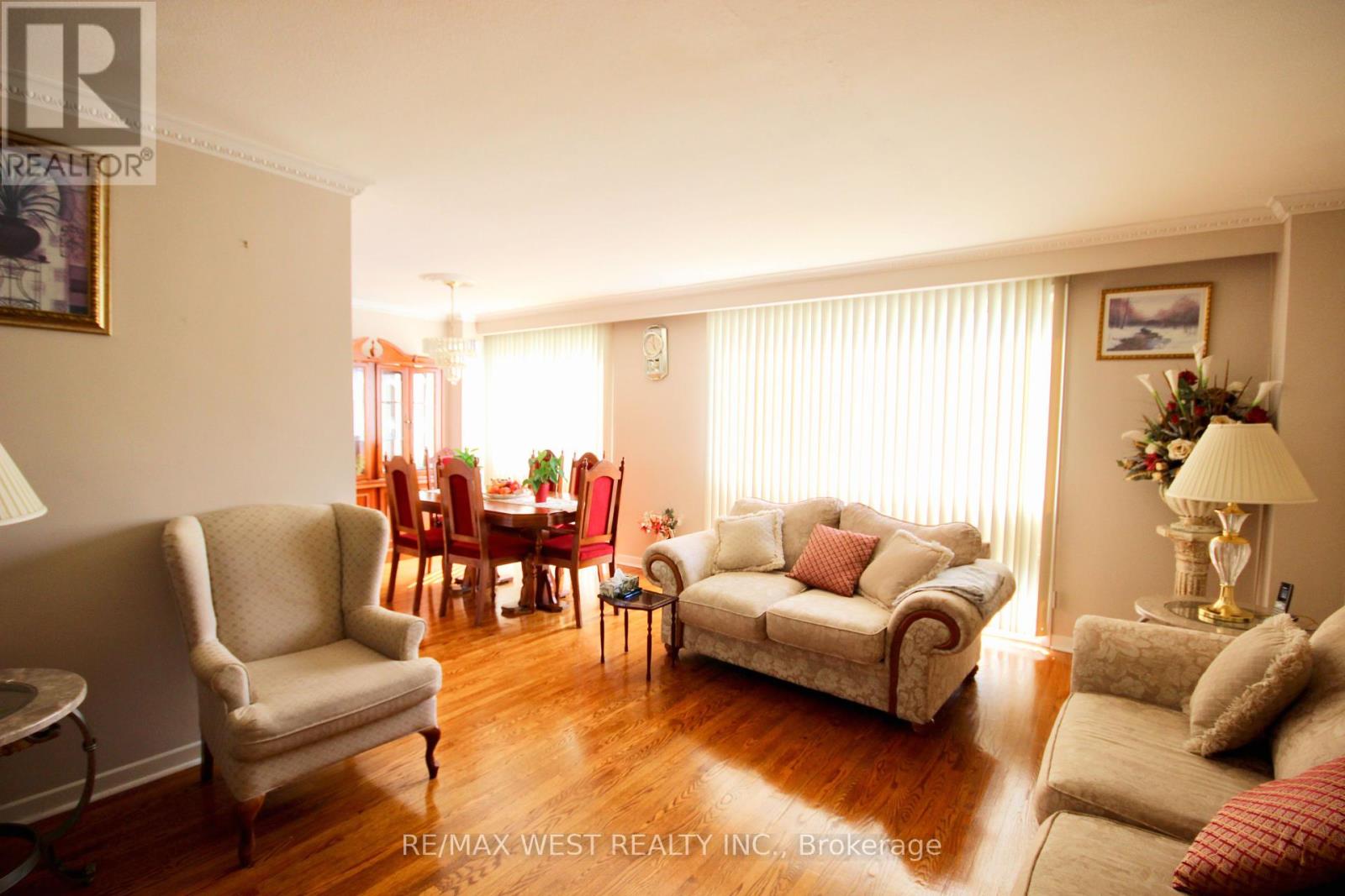 Photo 2 of 84 Orpington Crescent, Toronto ON