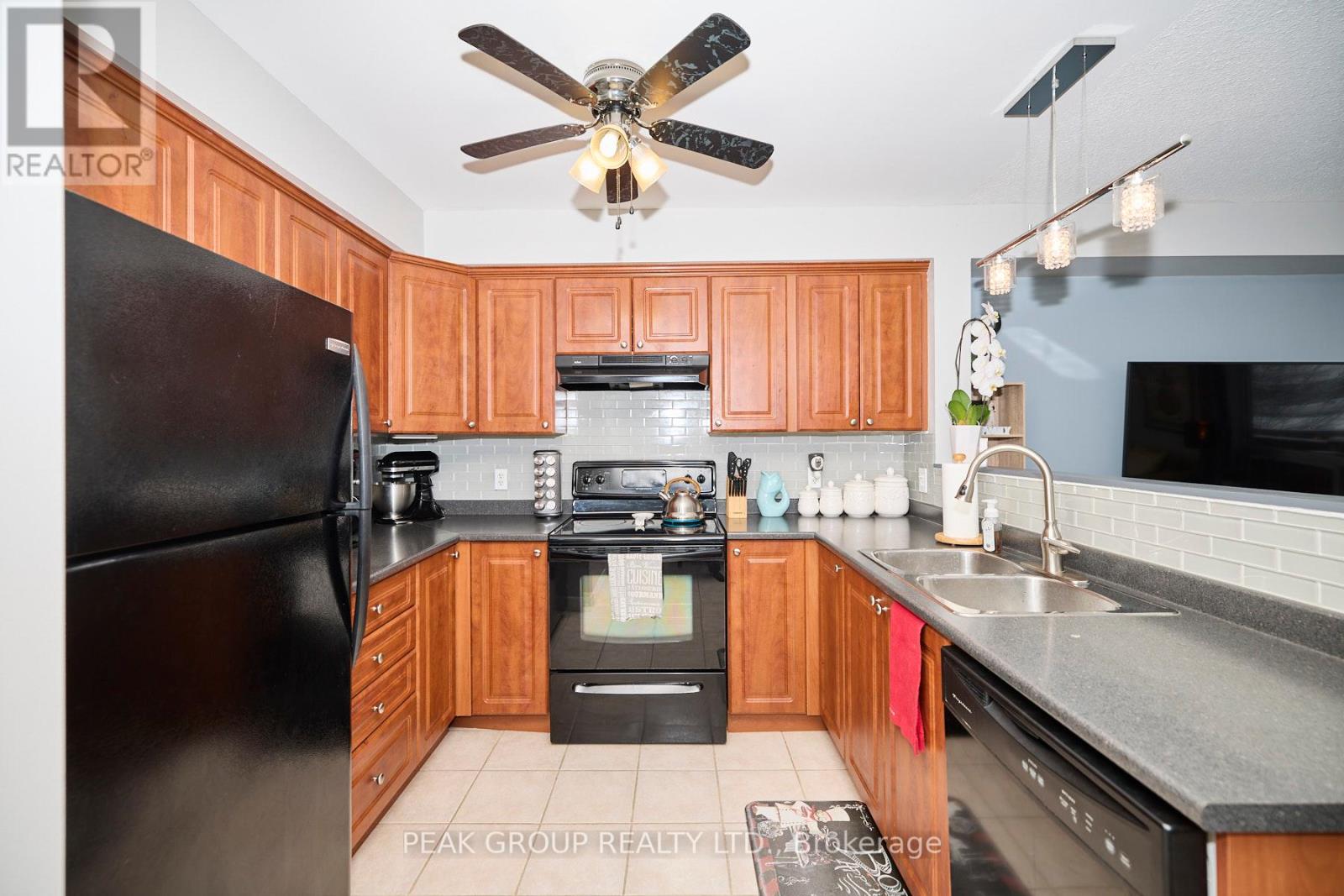 Photo 11 of 4 6263 Valley Way, Niagara Falls ON