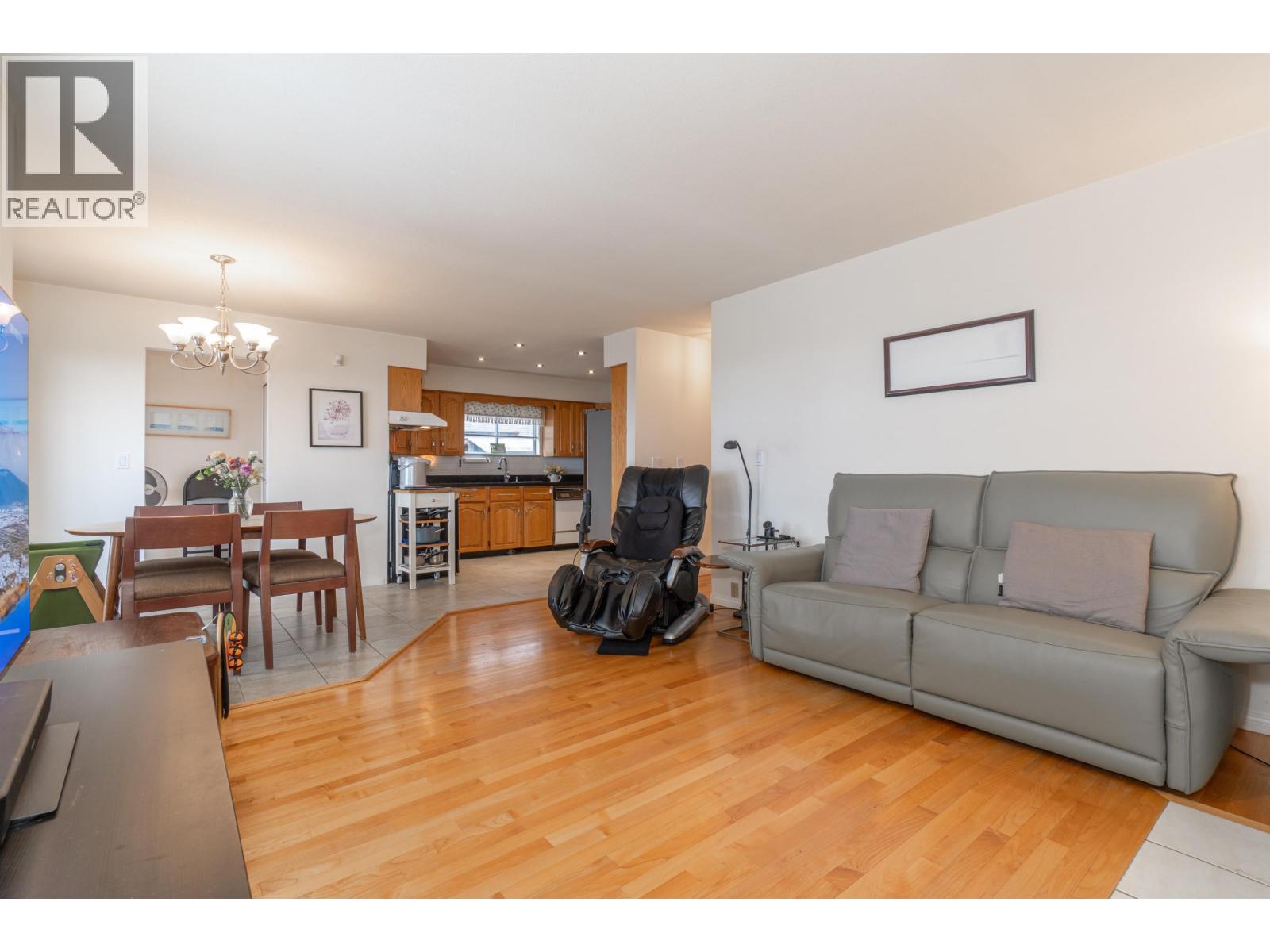 Photo 11 of 111 Grosvenor Avenue, Burnaby BC