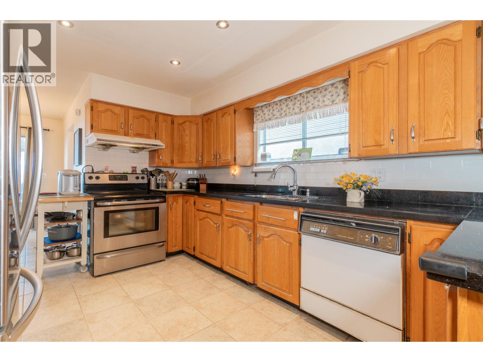 Photo 15 of 111 Grosvenor Avenue, Burnaby BC