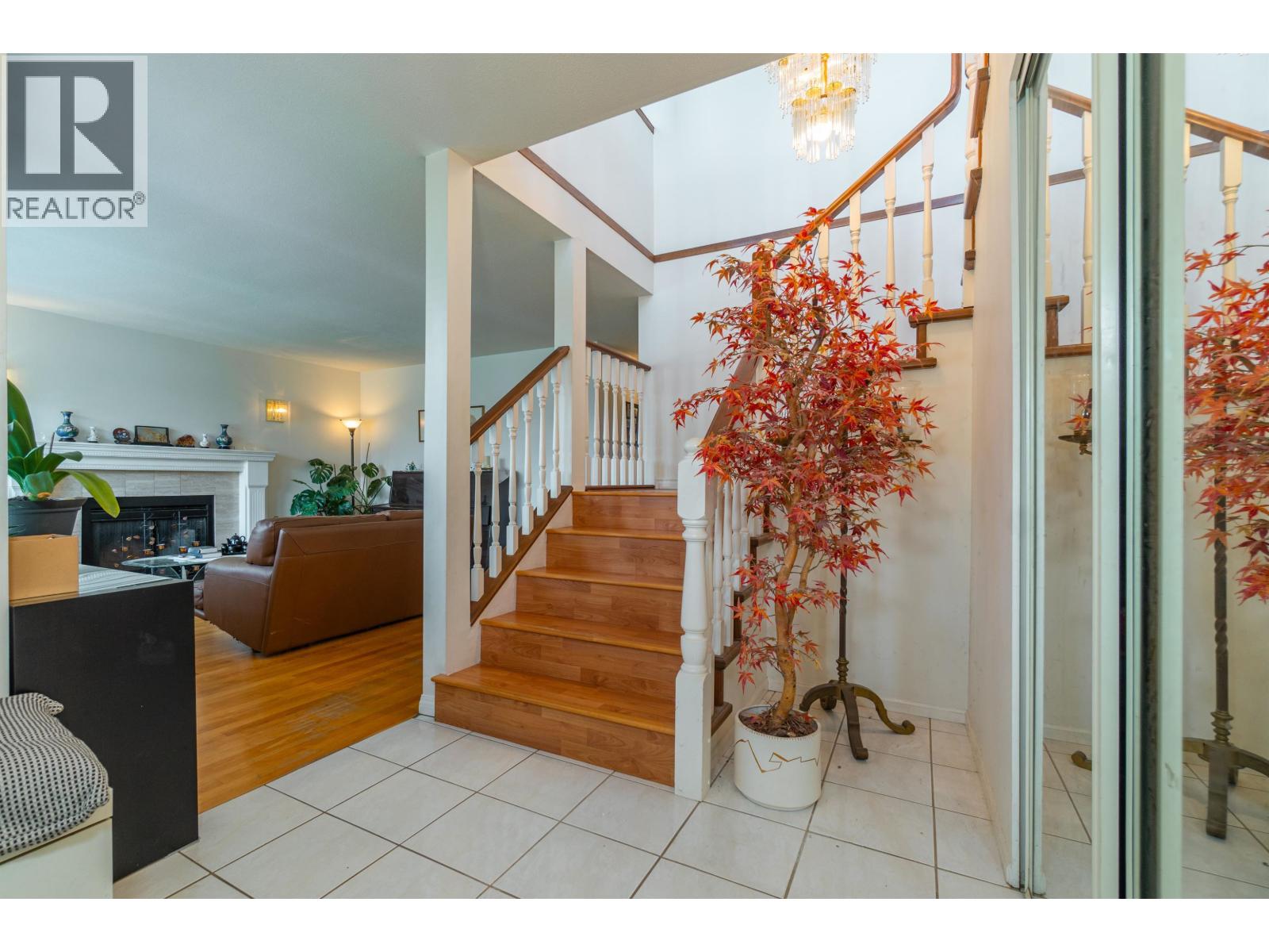 Photo 4 of 111 Grosvenor Avenue, Burnaby BC