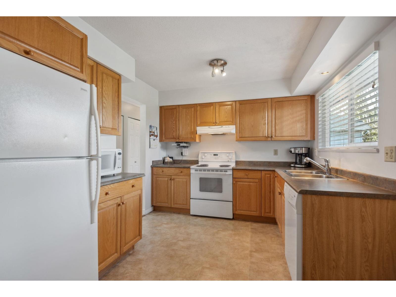 Photo 2 of 21247 94 B Avenue, Langley BC