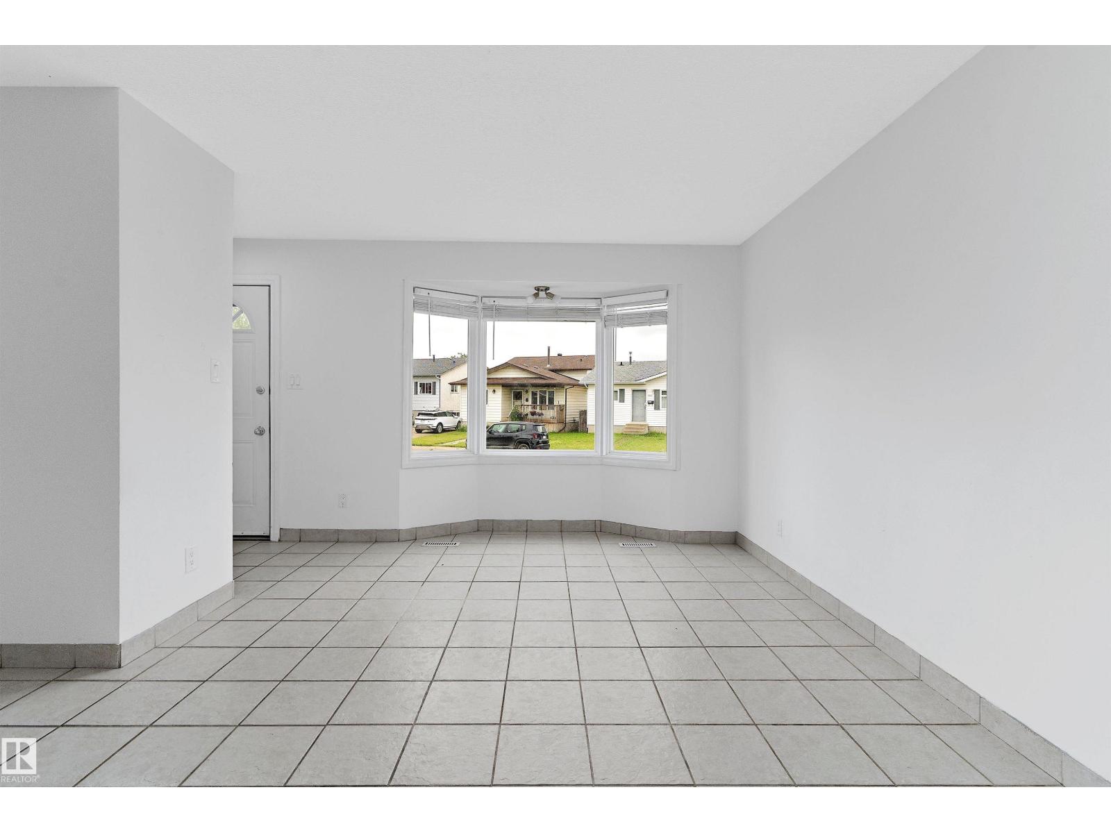 Photo 10 of 9328 175 Av Nw, Edmonton AB