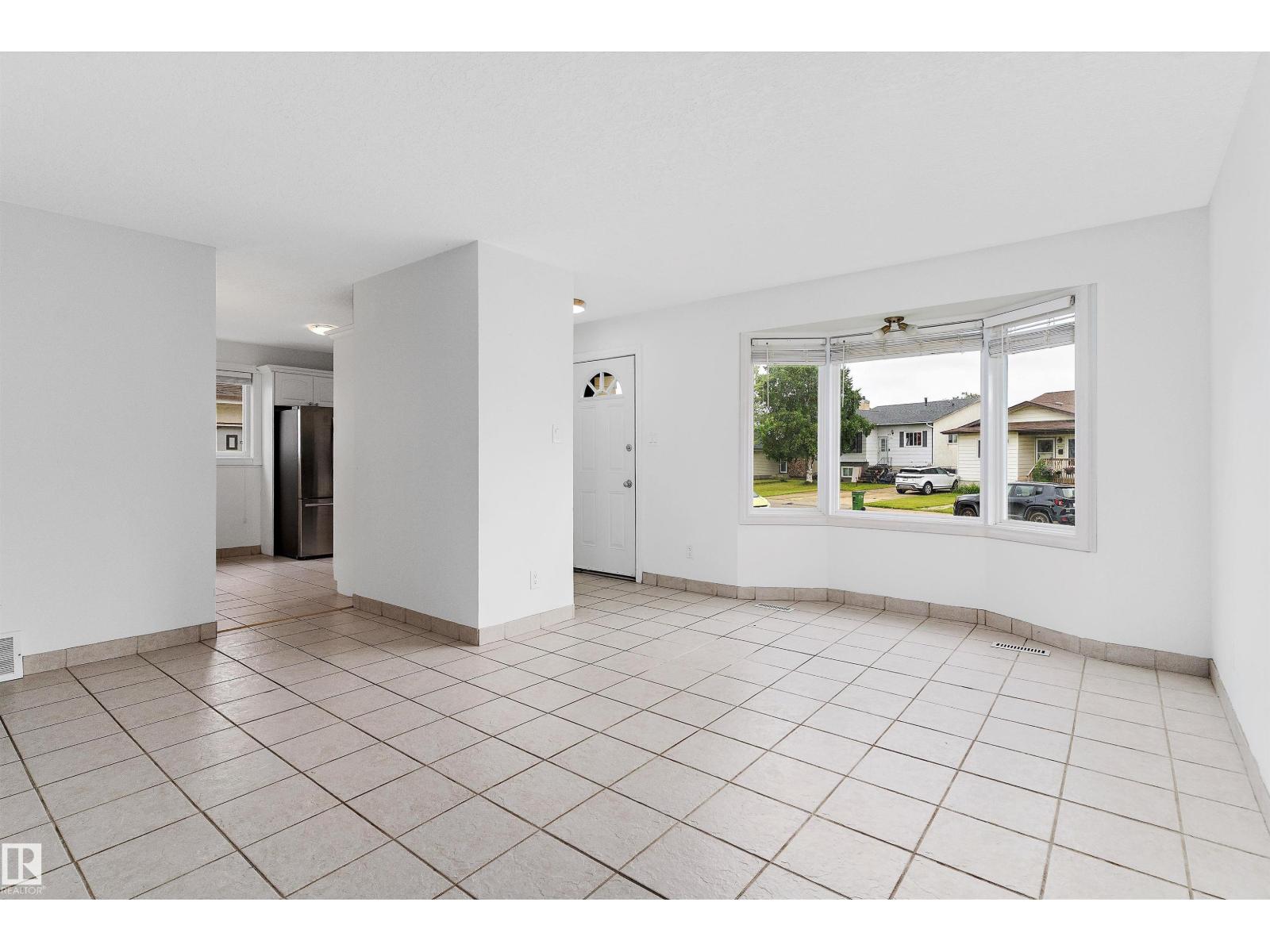 Photo 11 of 9328 175 Av Nw, Edmonton AB