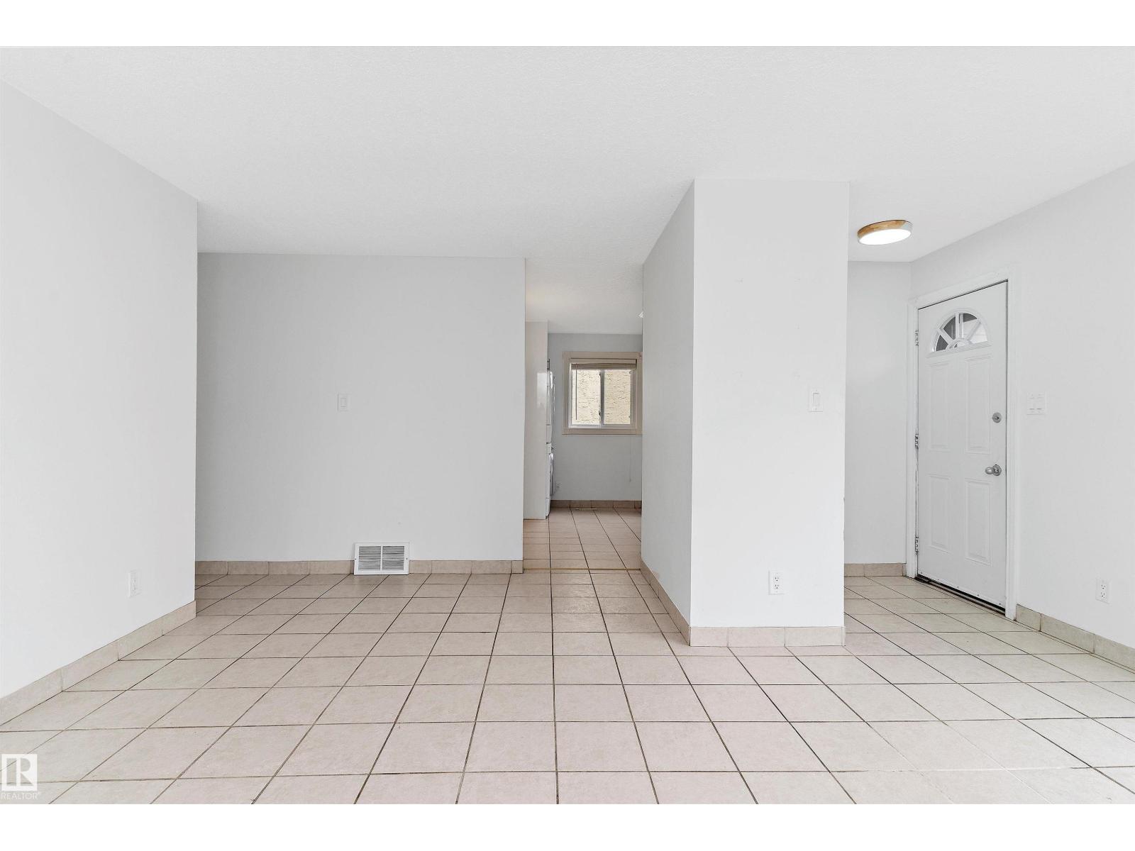 Photo 12 of 9328 175 Av Nw, Edmonton AB