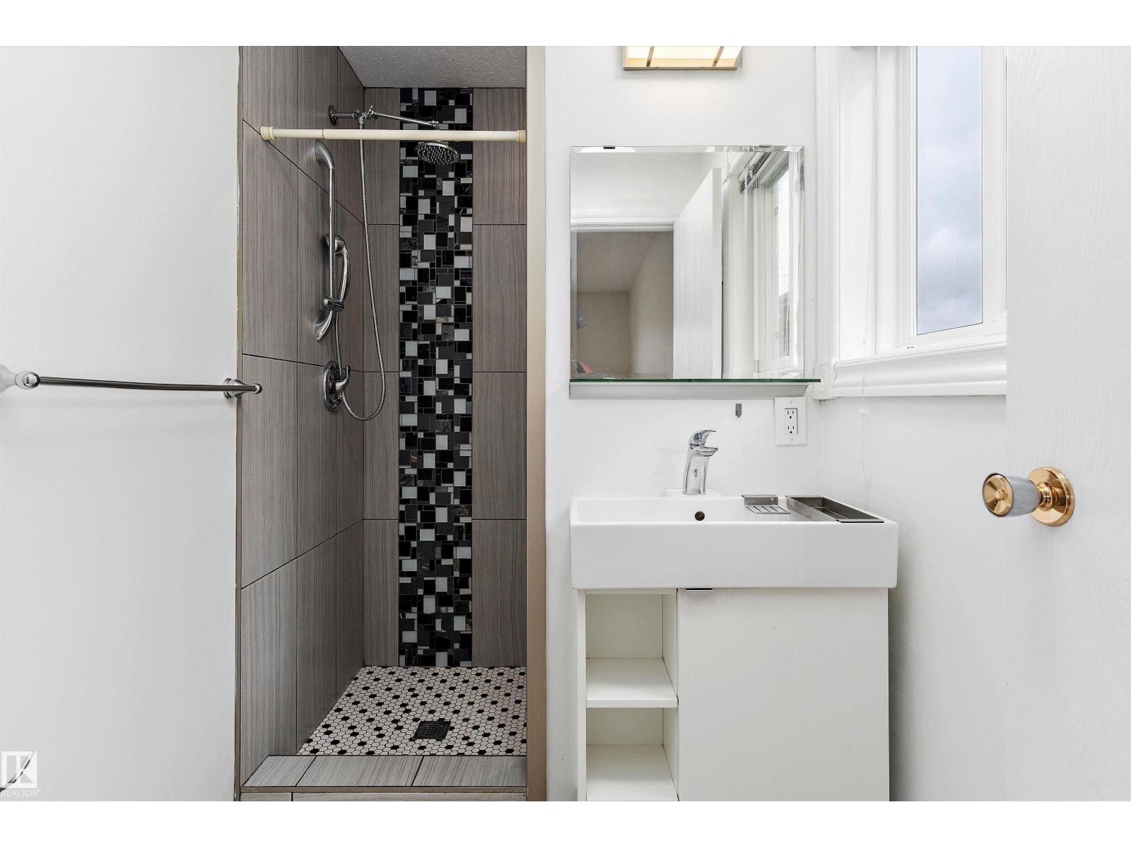 Photo 17 of 9328 175 Av Nw, Edmonton AB