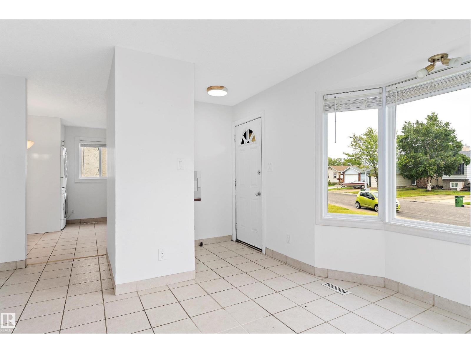 Photo 2 of 9328 175 Av Nw, Edmonton AB