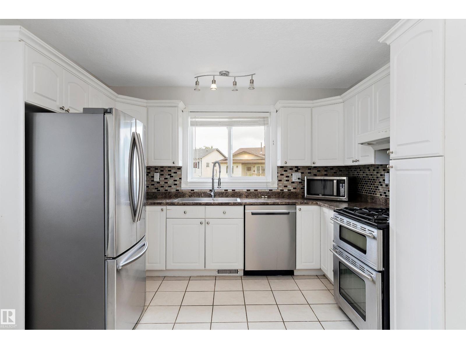 Photo 3 of 9328 175 Av Nw, Edmonton AB