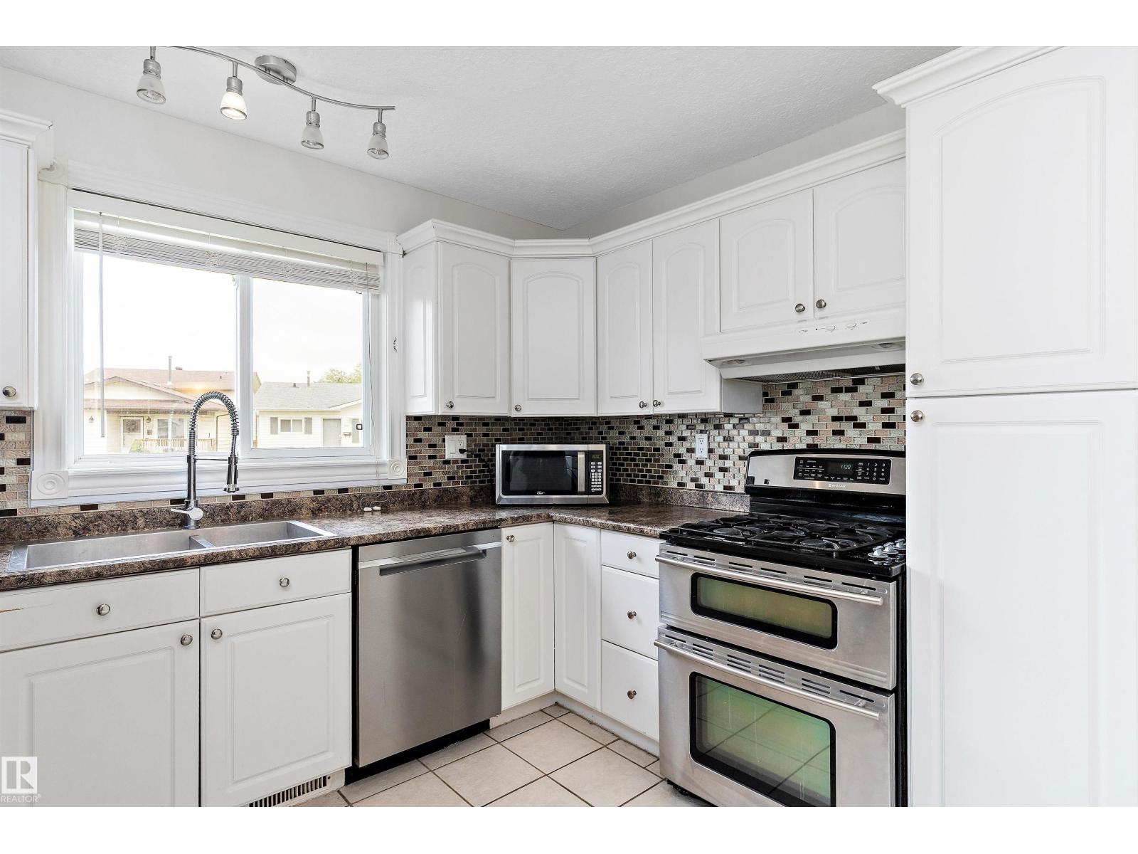 Photo 4 of 9328 175 Av Nw, Edmonton AB
