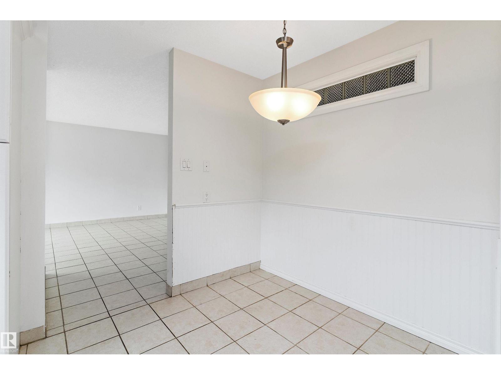 Photo 8 of 9328 175 Av Nw, Edmonton AB