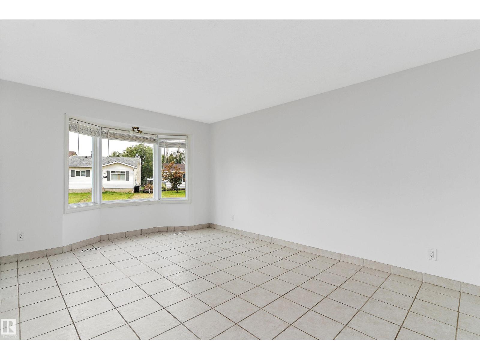 Photo 9 of 9328 175 Av Nw, Edmonton AB