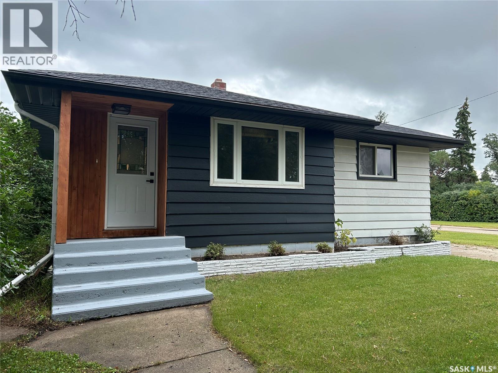 Photo 9 of 301 3rd Avenue W, Nokomis SK