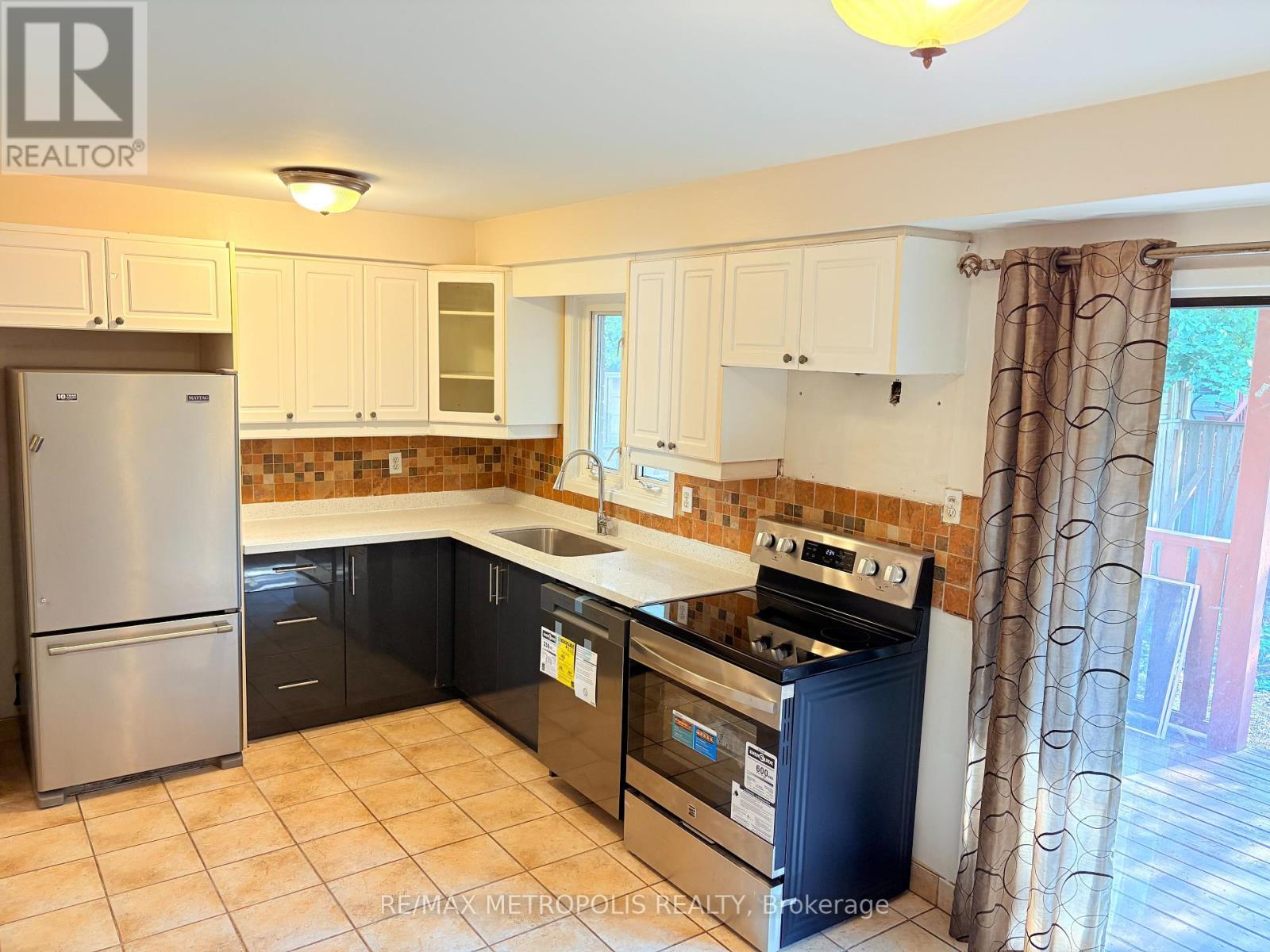 Photo 2 of 16 Tinti Place, Vaughan ON