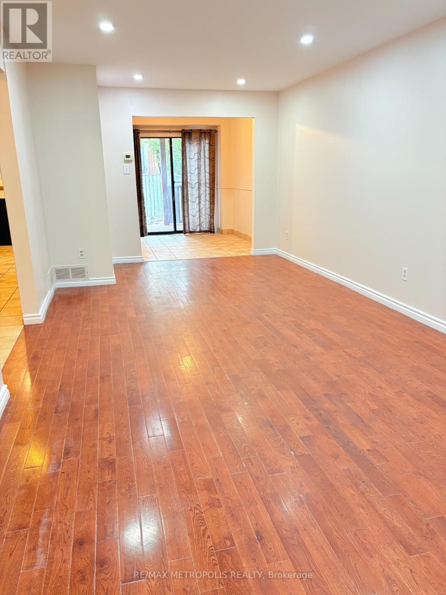 Photo 4 of 16 Tinti Place, Vaughan ON
