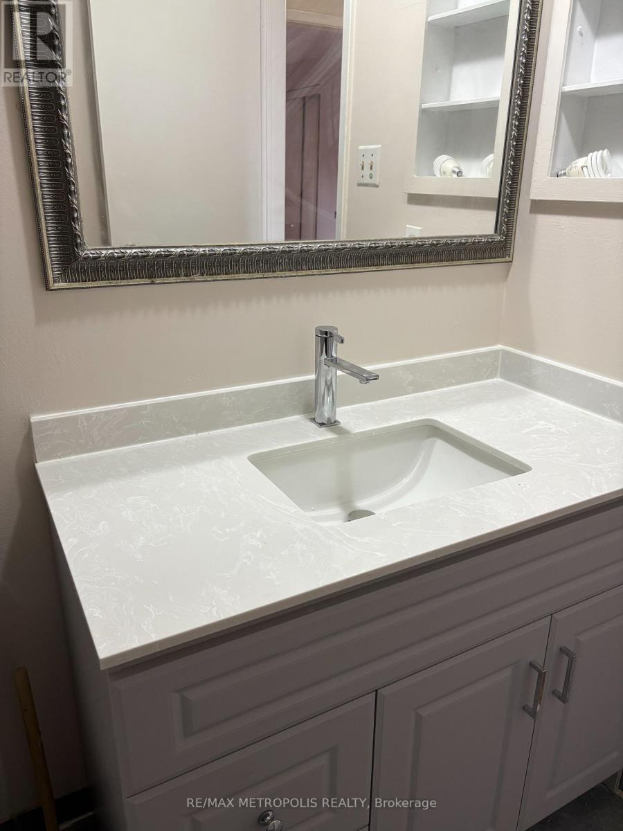 Photo 8 of 16 Tinti Place, Vaughan ON