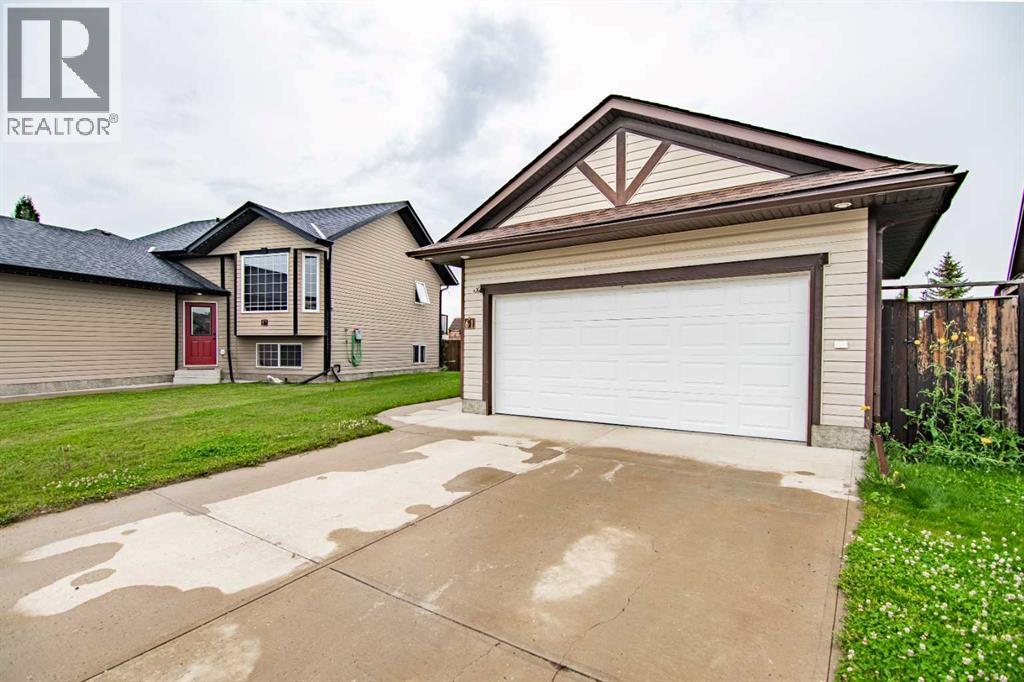 Photo 4 of 61 Mann Drive, Penhold AB