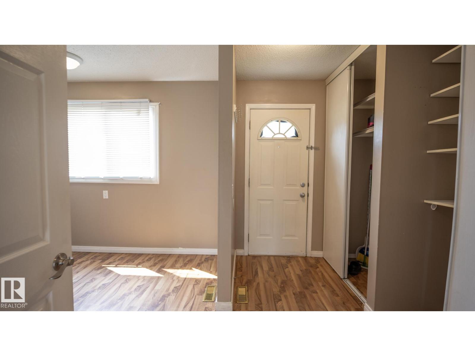 Photo 12 of 18048 93 Av Nw Nw, Edmonton AB