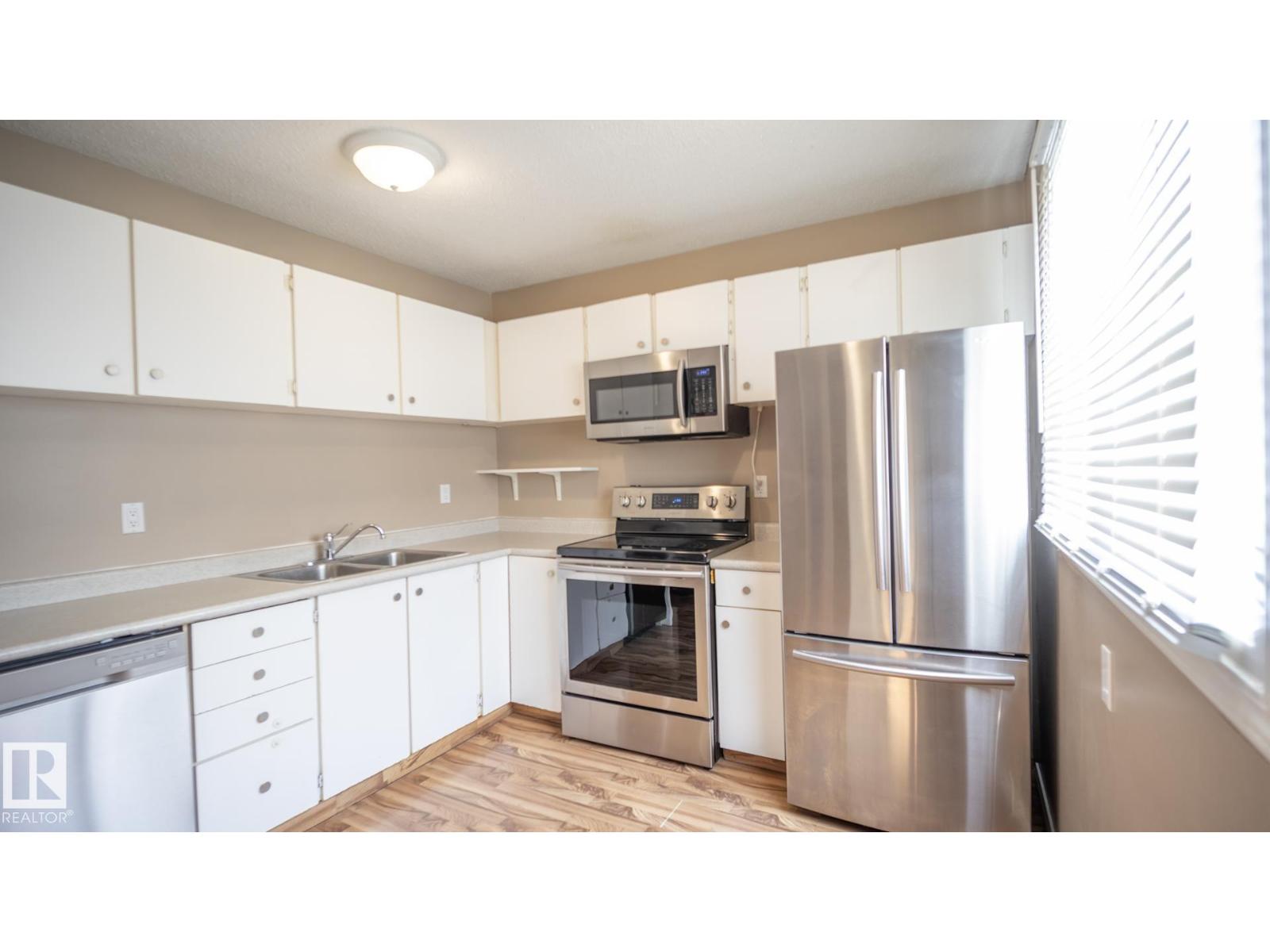 Photo 13 of 18048 93 Av Nw Nw, Edmonton AB
