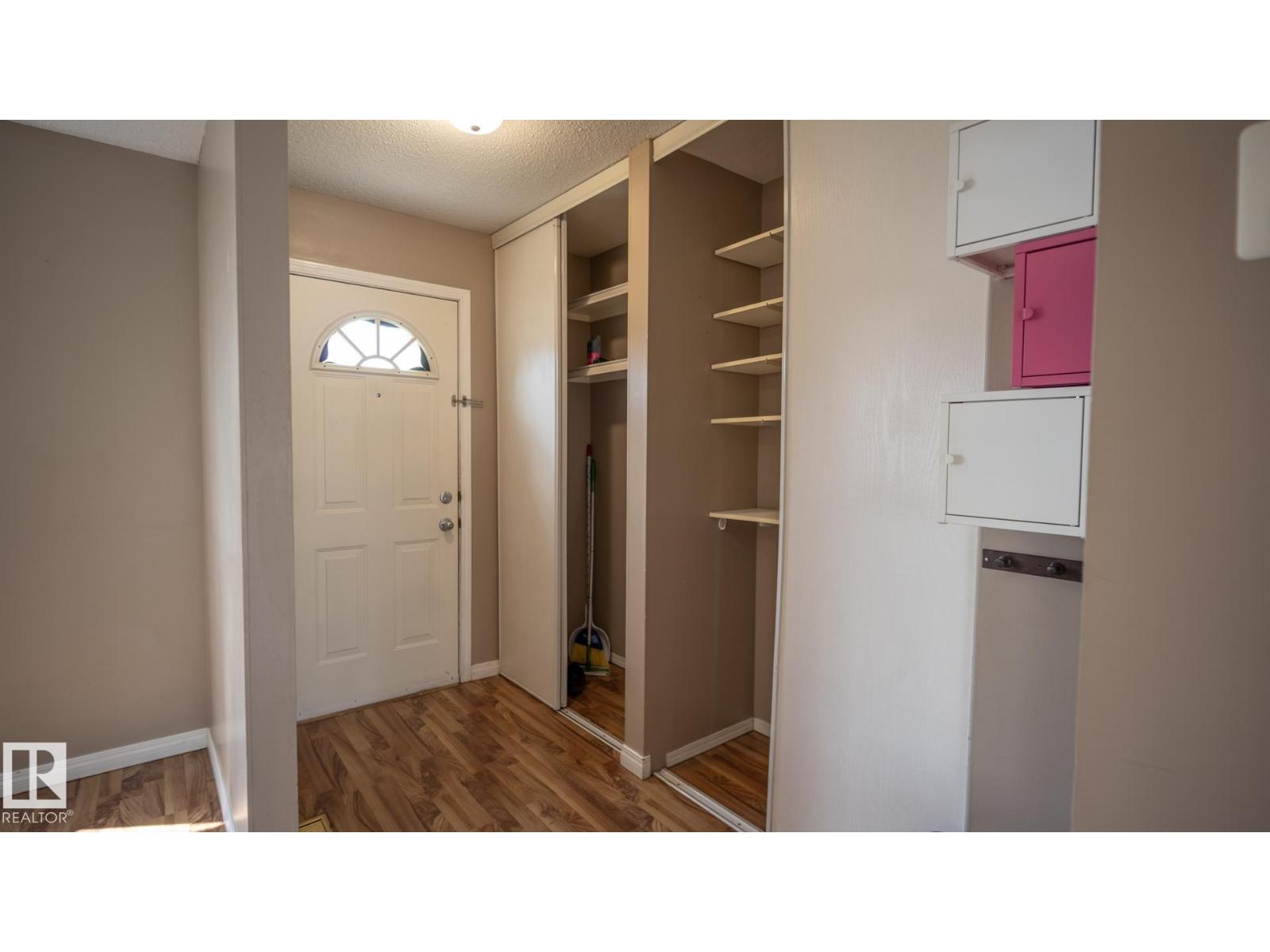 Photo 10 of 18048 93 Av Nw Nw, Edmonton AB