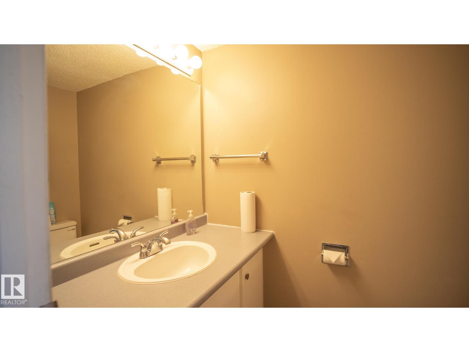 Photo 4 of 18048 93 Av Nw Nw, Edmonton AB