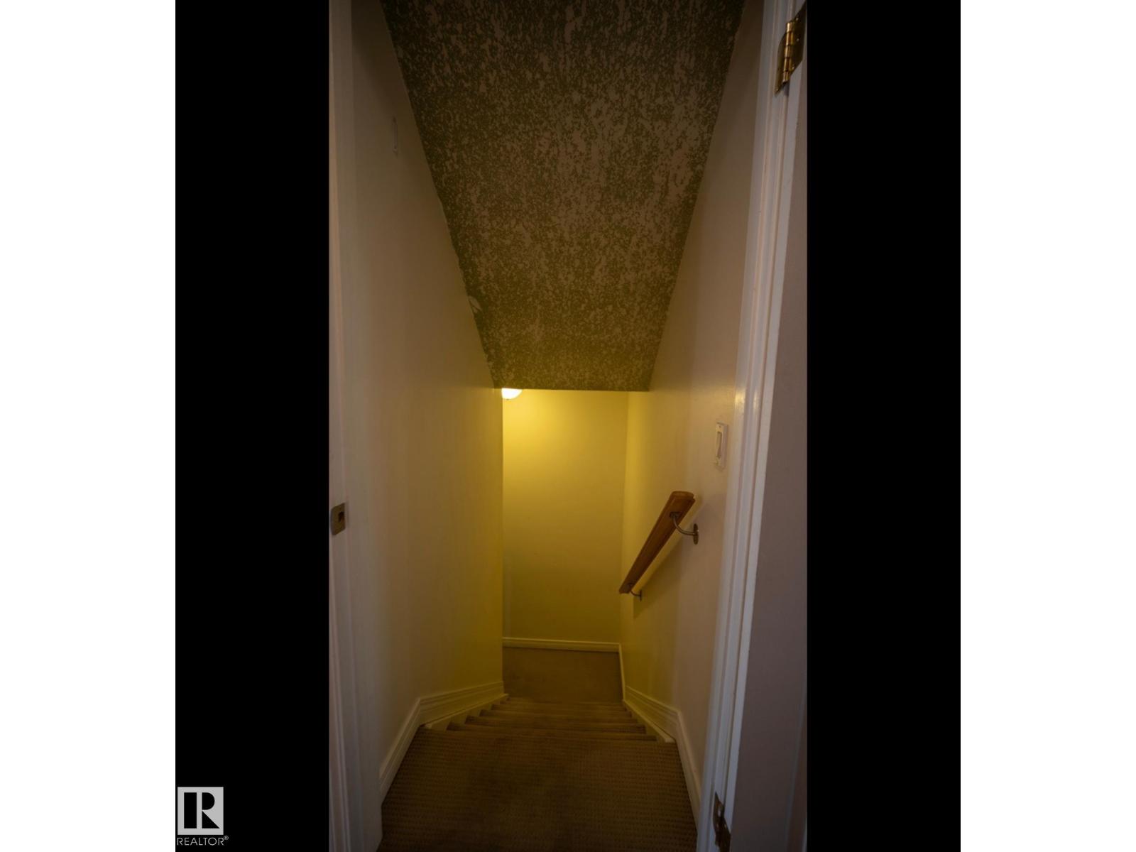 Photo 2 of 18048 93 Av Nw Nw, Edmonton AB