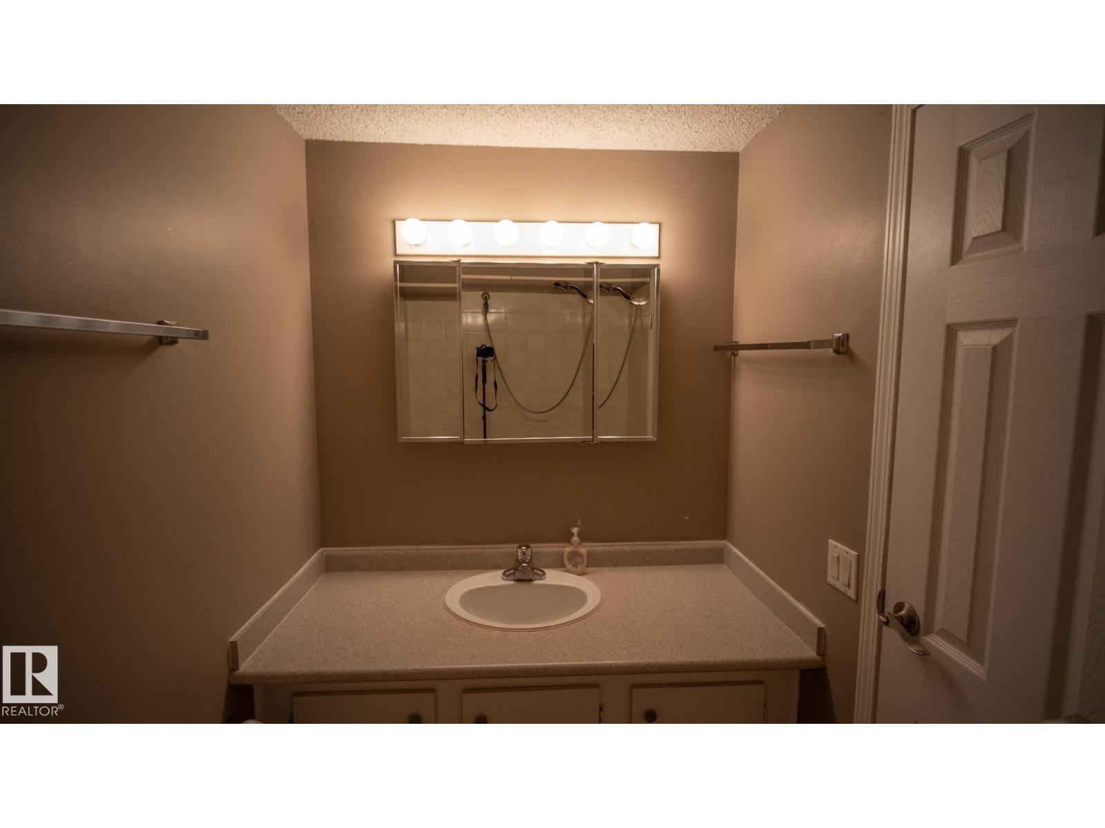 Photo 23 of 18048 93 Av Nw Nw, Edmonton AB