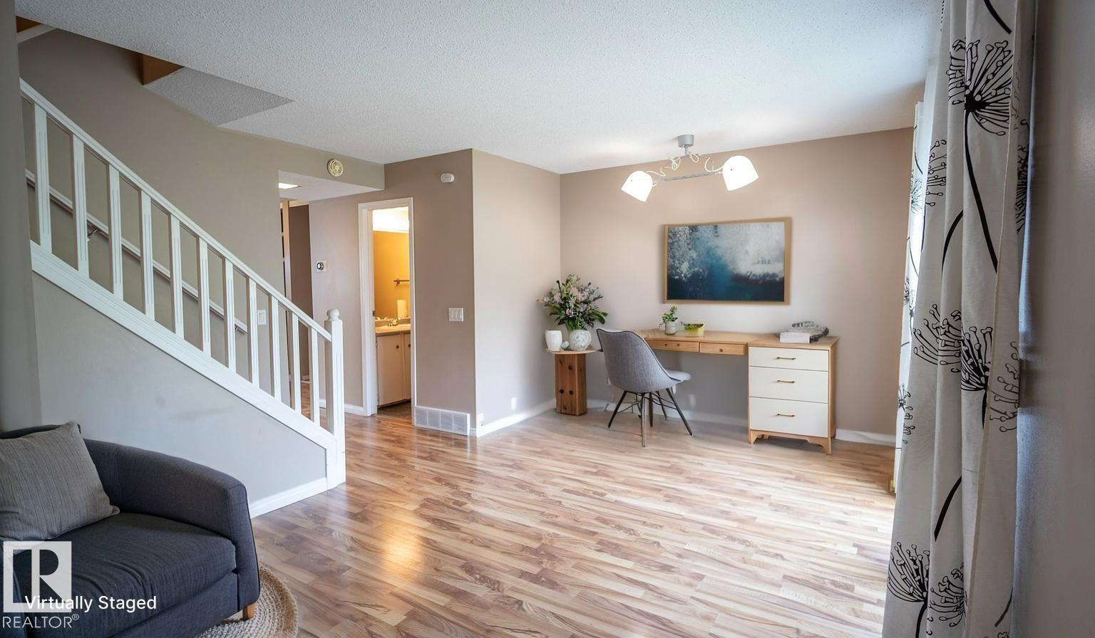 Photo 5 of 18048 93 Av Nw Nw, Edmonton AB