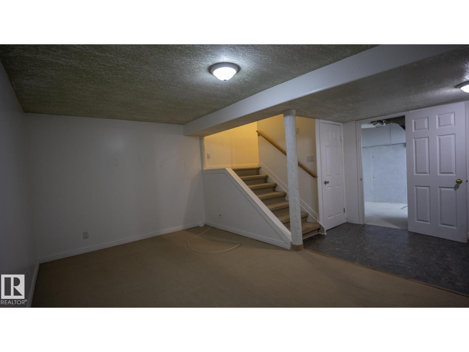 Photo 16 of 18048 93 Av Nw Nw, Edmonton AB