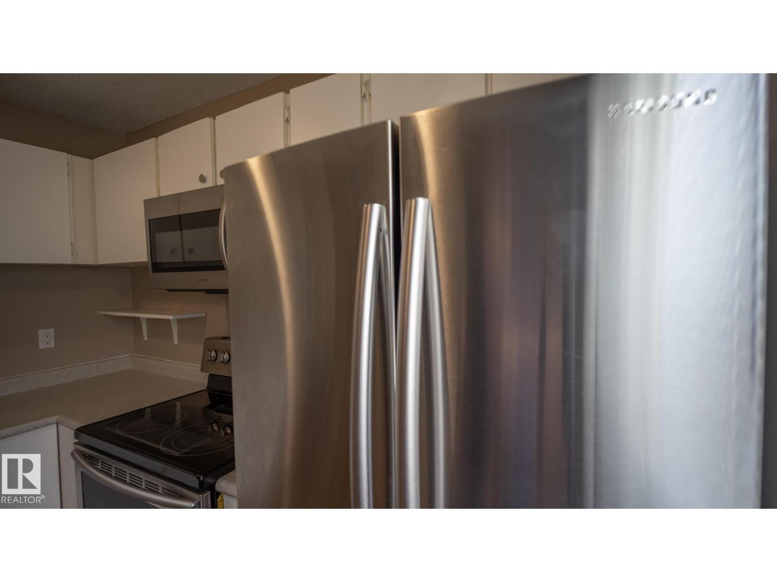 Photo 21 of 18048 93 Av Nw Nw, Edmonton AB