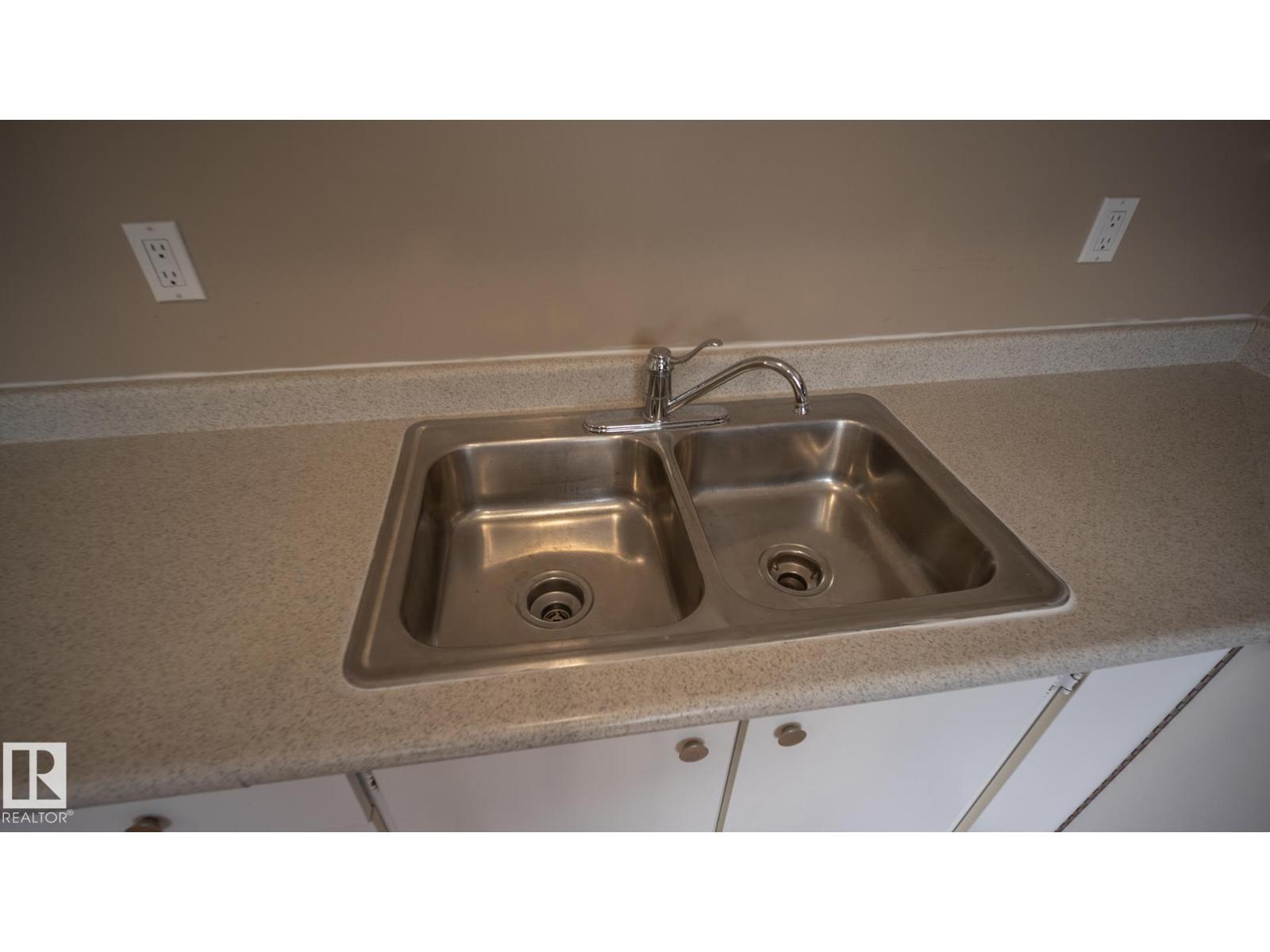 Photo 8 of 18048 93 Av Nw Nw, Edmonton AB