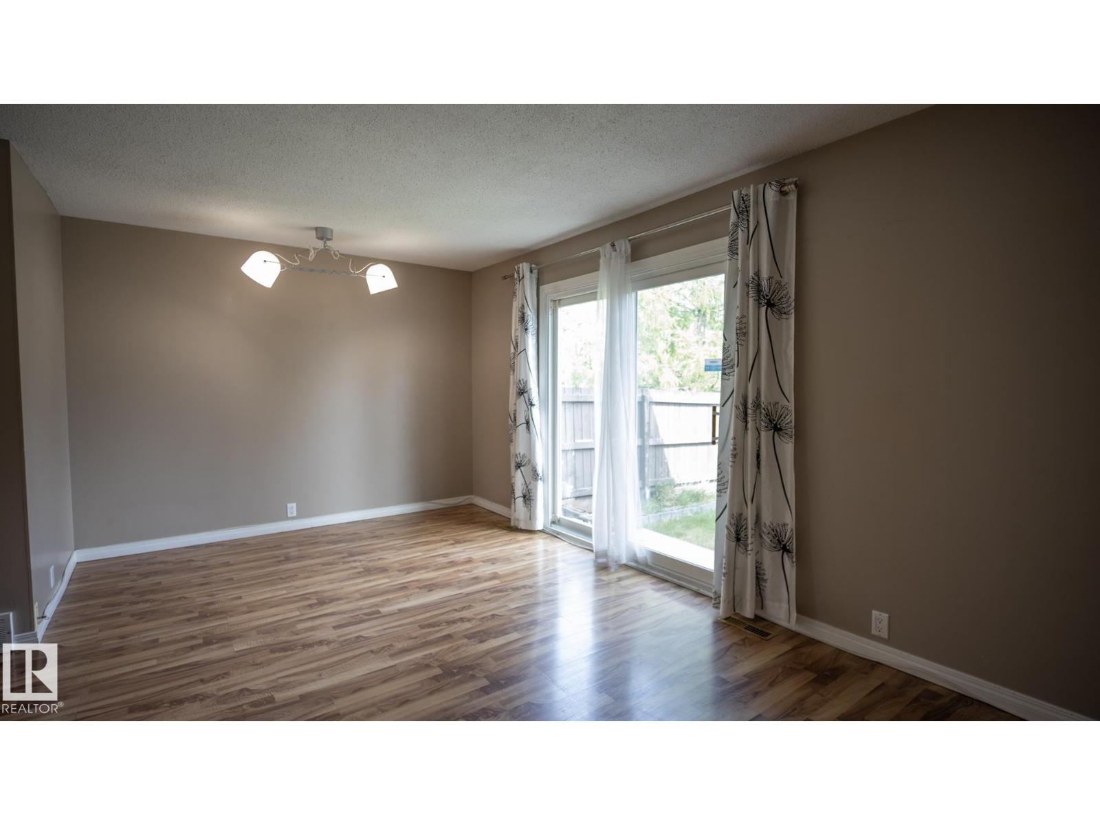 Photo 3 of 18048 93 Av Nw Nw, Edmonton AB