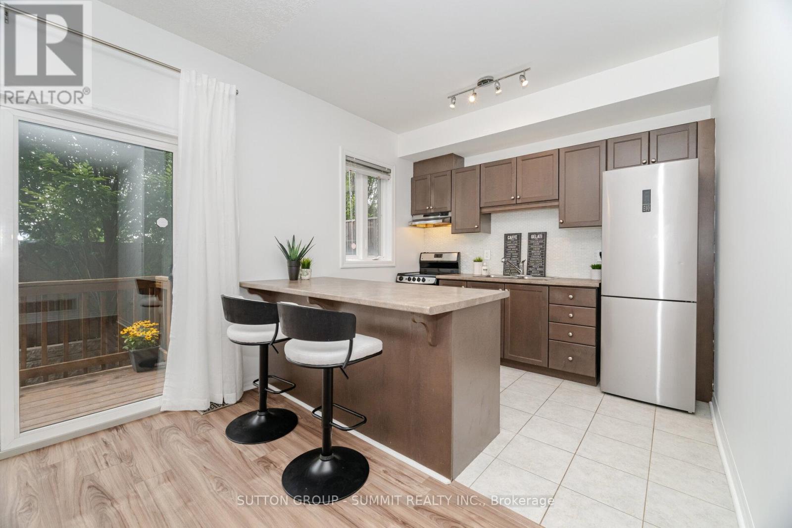 Photo 4 of 12 70 Plains Road W, Burlington ON