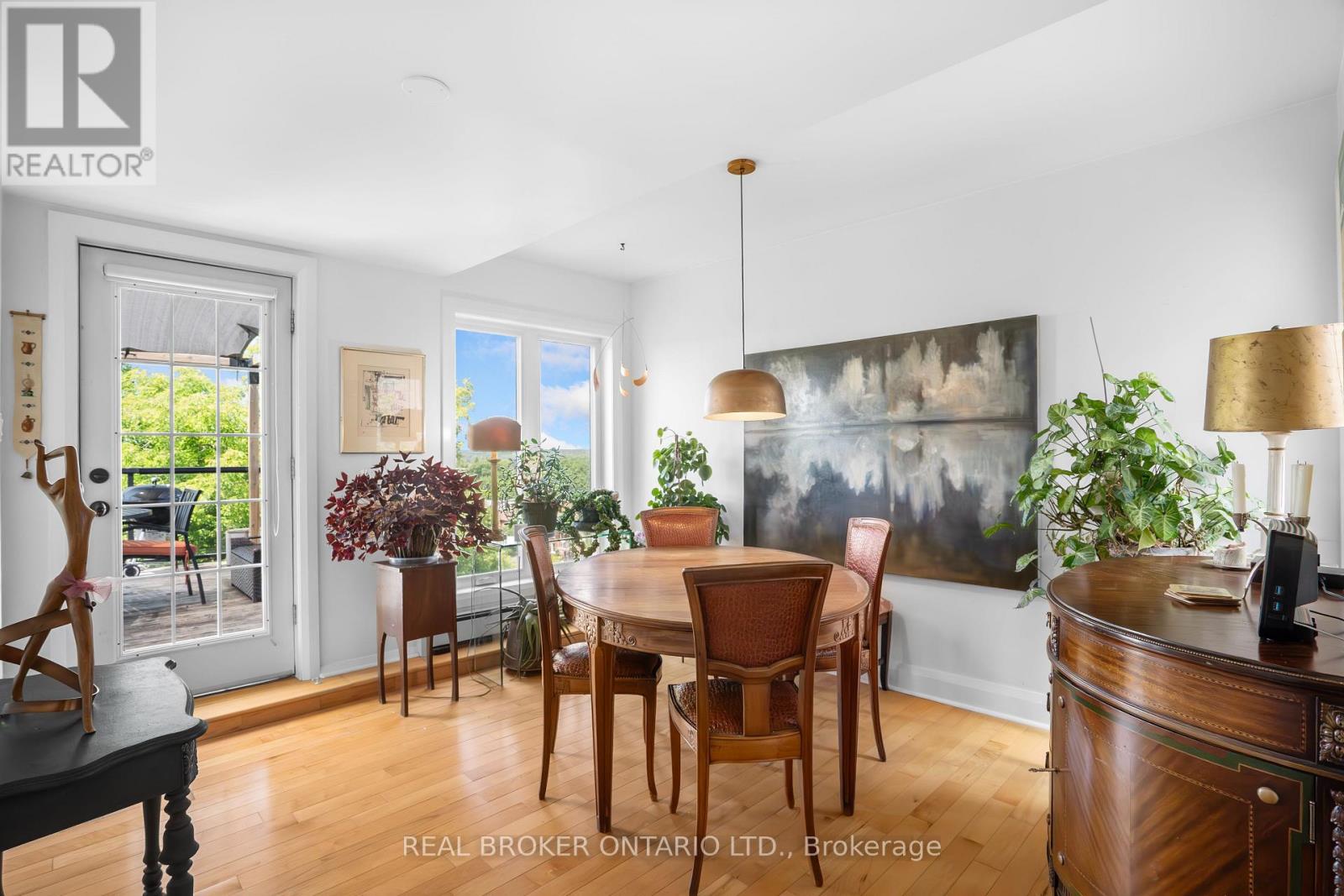 Photo 6 of 72 Upper Lorne Place, Ottawa ON