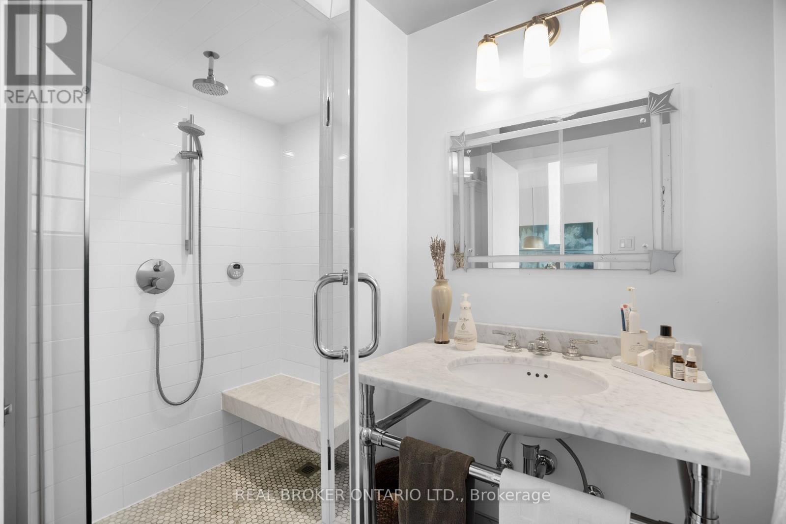 Photo 7 of 72 Upper Lorne Place, Ottawa ON