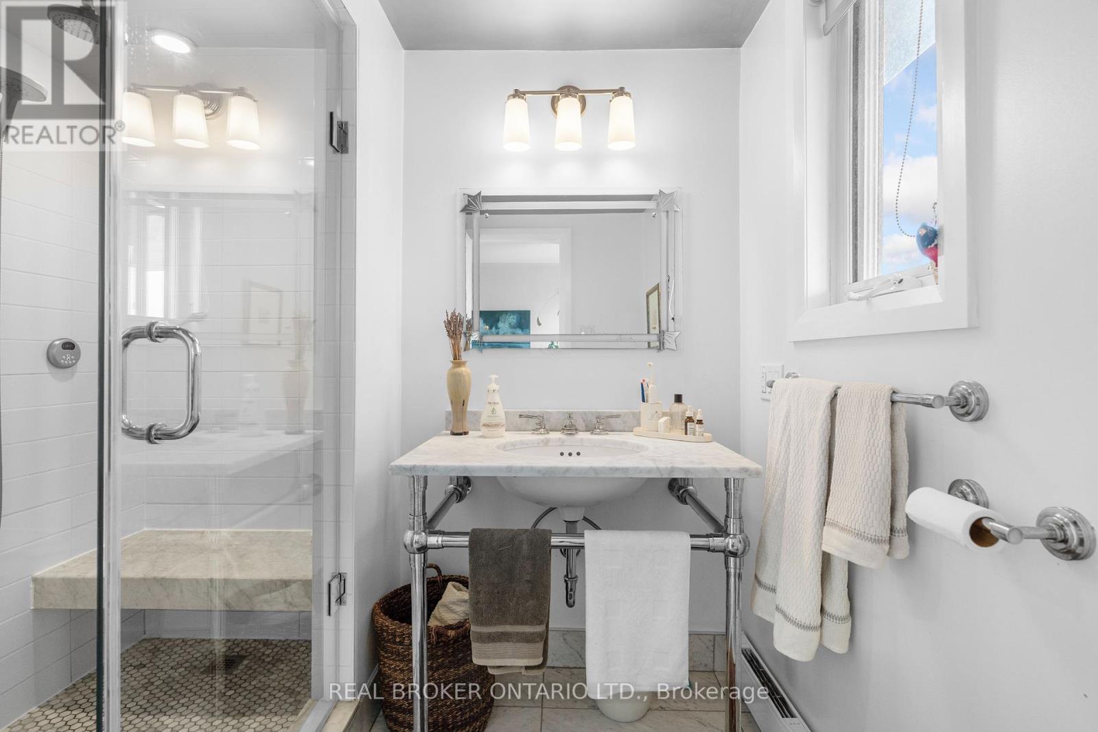 Photo 8 of 72 Upper Lorne Place, Ottawa ON