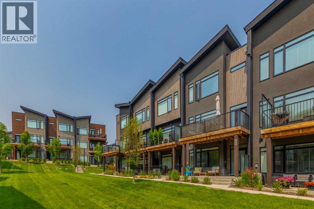 Single Family House for Sale in  Royal Elm Green NW Royal Oak Calgary 