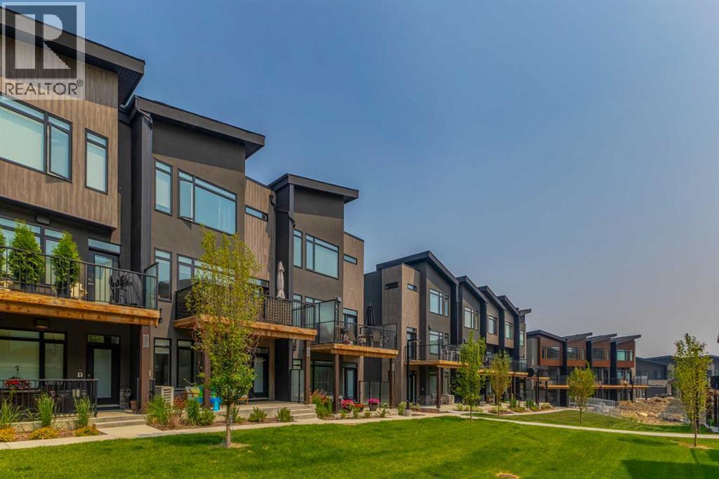 Single Family House for Sale in  Royal Elm Green NW Royal Oak Calgary 