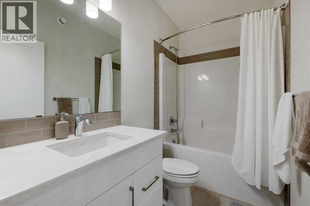 Single Family House for Sale in  Royal Elm Green NW Royal Oak Calgary 