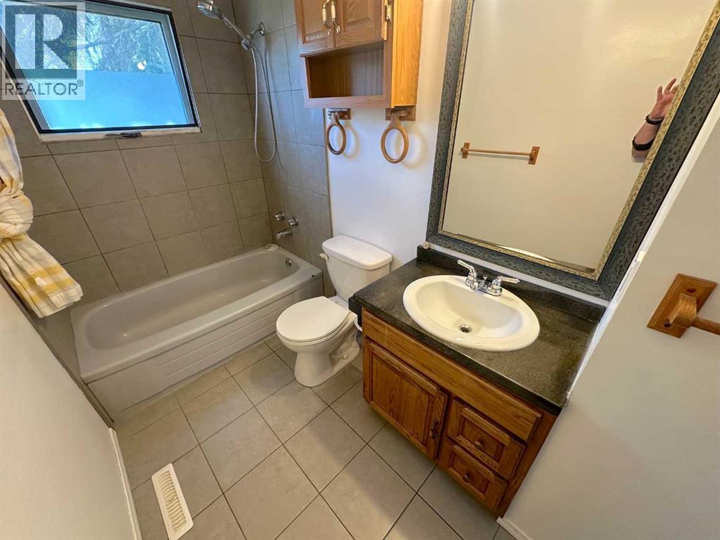 Photo 9 of 4719 46 Avenue, Sylvan Lake AB